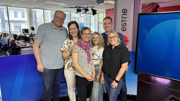 Les membres de l'équipe de Vivement le retour sur le plateau du Téléjournal Estrie.