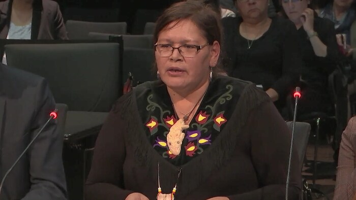 Viviane Michel qui témoigne devant le commissaire Jacques Viens.