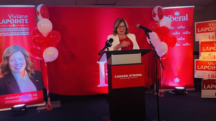 Vivianne Lapointe debout devant un micro fait son discours de victoire.