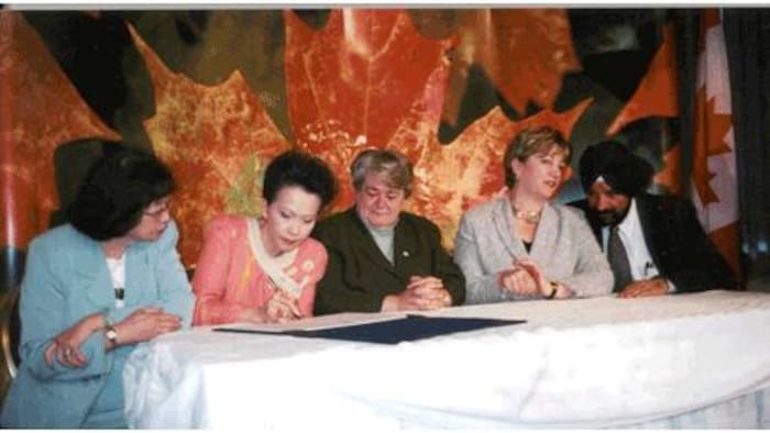 2002年5月，参议员利德蕙签署文件，确定每年的五月为加拿大“亚裔文化月”。