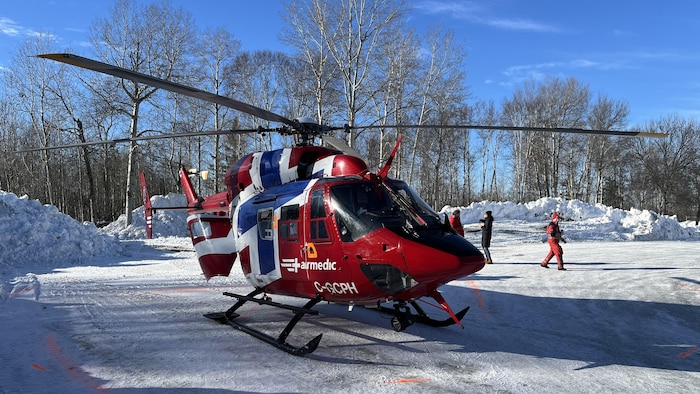 Un hélicoptère posé au sol.