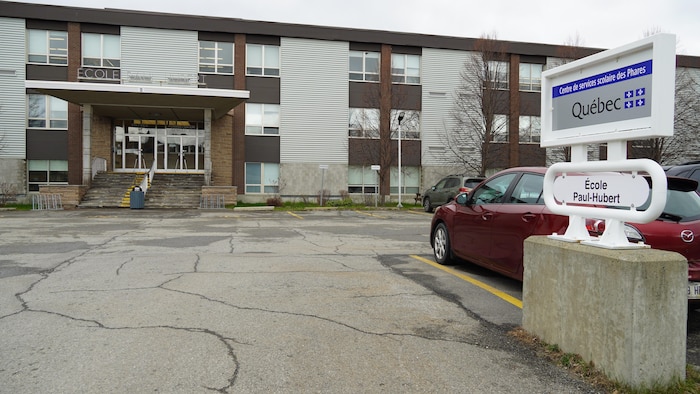 Le stationnement et l'entrée principale d'une école secondaire, à Rimouski.
