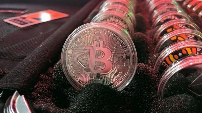 Rangée de bitcoins.