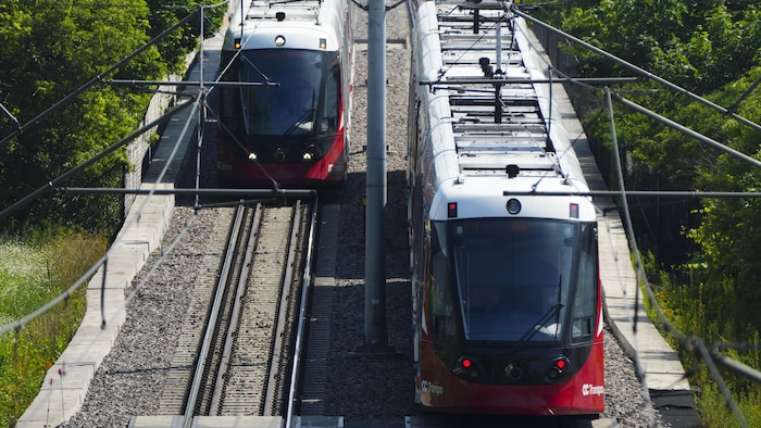 Deux trains sur rail circulent sur les voies ferrées à Ottawa.