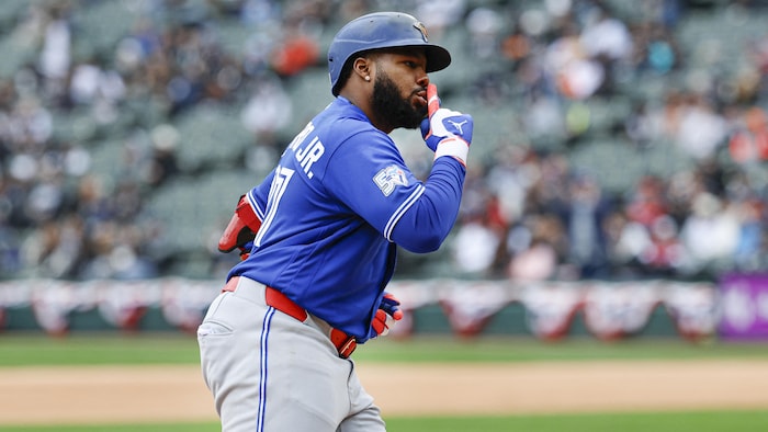 Vladimir Guerrero fils, dans l'uniforme bleu des Blue Jays, célèbre son premier circuit de la saison. 