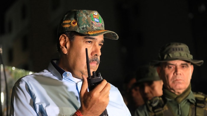 Vladimir Padrino Lopez (à droite) écoute le président Nicolas Maduro, qui annonce le déploiement de l'armée, de la police et de civils sur plusieurs front, alors que la tension montait avec les États-Unis, le 11 septembre de 2025.