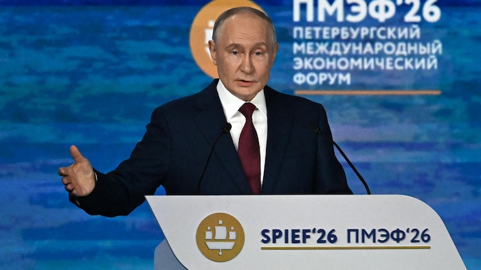 Le président russe Vladimir Poutine prononce un discours lors de la séance plénière du Forum économique international de Saint-Pétersbourg, le 5 juin 2026. 