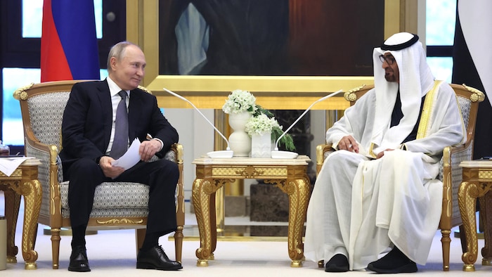 Le président russe Vladimir Poutine et le président des Émirats arabes unis Cheikh Mohamed Ben Zayed assis cote à cote.