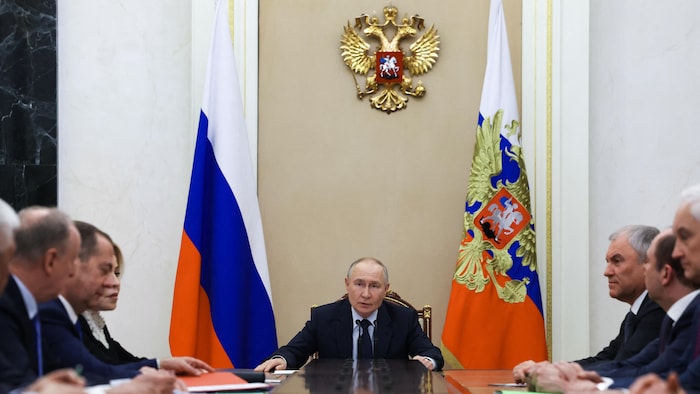 Sur cette photo collective diffusée par l'agence d'État russe Sputnik, le président russe Vladimir Poutine préside une réunion du Conseil de sécurité à Moscou.