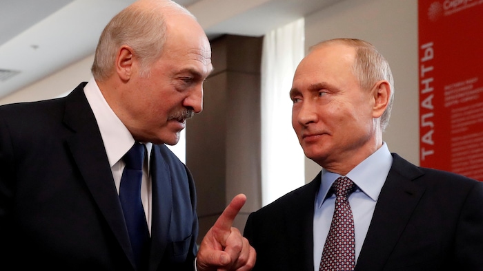 Gros plan de Vladimir Poutine et d'Alexandre Loukachenko.