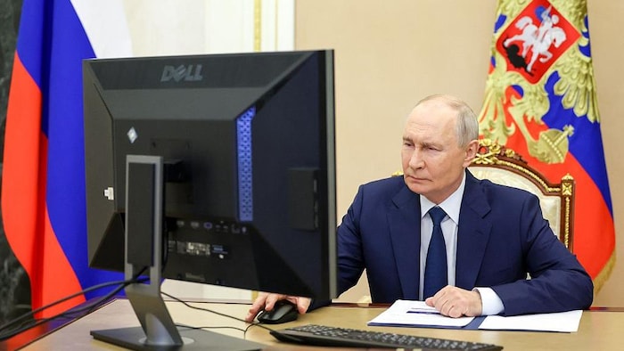 Vladimir Poutine travaille devant un ordinateur dans son bureau.