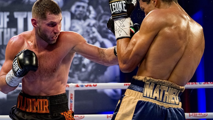 Vladimir Shishkin assène un coup à Wilkens Mathieu.