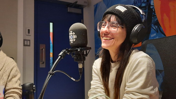 Véronique Grenier au micro de la radio d'ICI Estrie.
