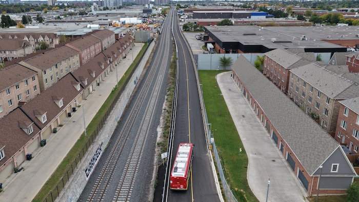 Images aériennes de la voie réservée aux autobus de Scarborough. Entre les stations Kennedy et Ellesmere du réseau de la CTT.