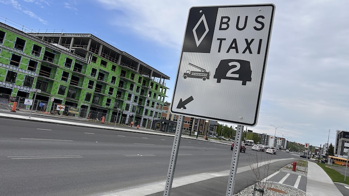 Un panneau de signalisation indiquant les restrictions afin d'emprunter les voies réservées sur le boulevard Guillaume-Couture.