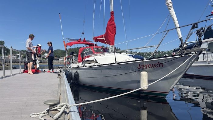 Un voilier amarré au quai d'escale de La Baie.