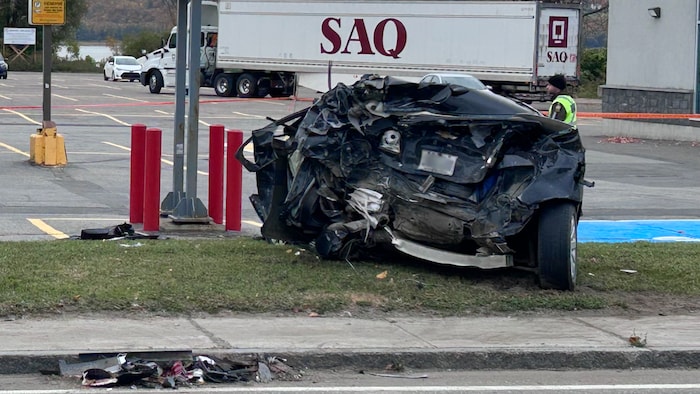 Une voiture a été complètement détruite par le camion-remorque.