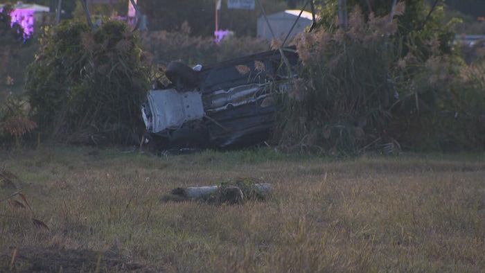 Une voiture renversée.