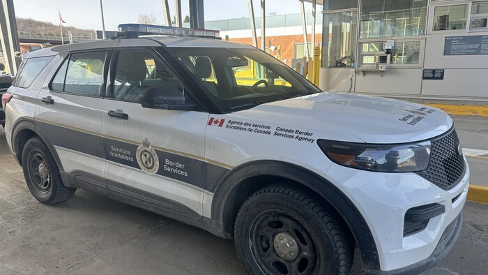 Une voiture stationnée dans une allée à la douane canadienne.