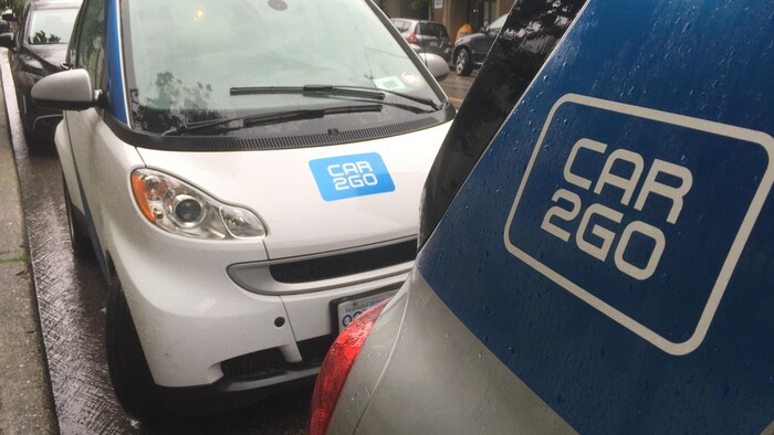 Des voitures car2go garées dans la rue