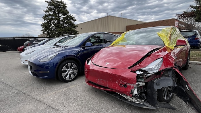 Une voiture Tesla endommagée. 