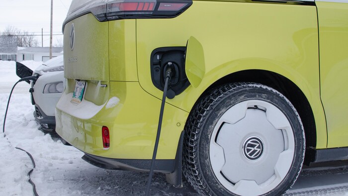 Des voitures électriques qui chargent.