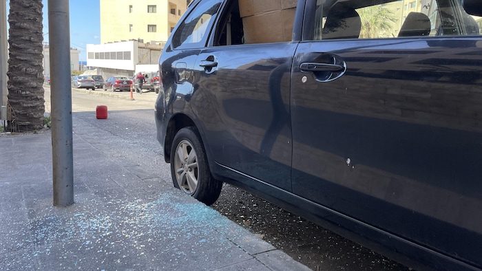 Des débris de verre sur le trottoir, devant le Ramada Plaza, à Raouché.