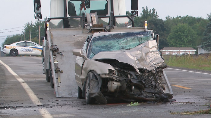Les dommages sont très très importants, à l'avant de la voiture, démontrant une violente collision.