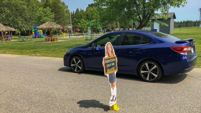 écolier Avec Un Gilet Réfléchissant Tenant Un Panneau D'arrêt Et Enfants  Traversant La Rue Au Passage Piéton Photo stock - Image du r3fléchissant,  sécurité: 278438752