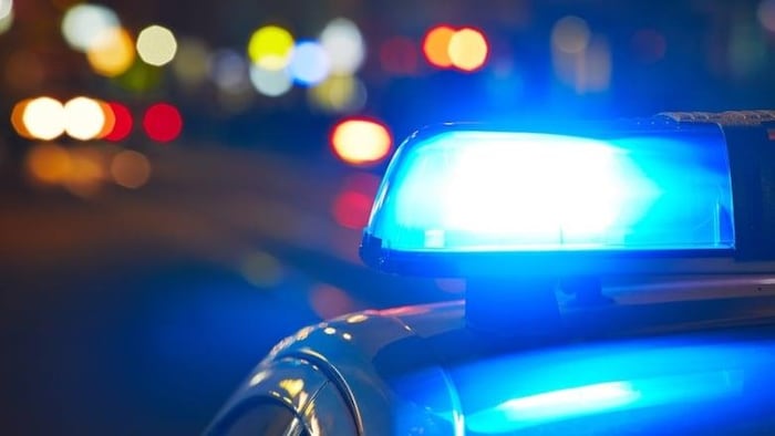 Une sirène bleue d'une voiture de police.