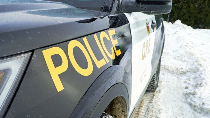 Une voiture de la Police provinciale de l’Ontario en hiver.