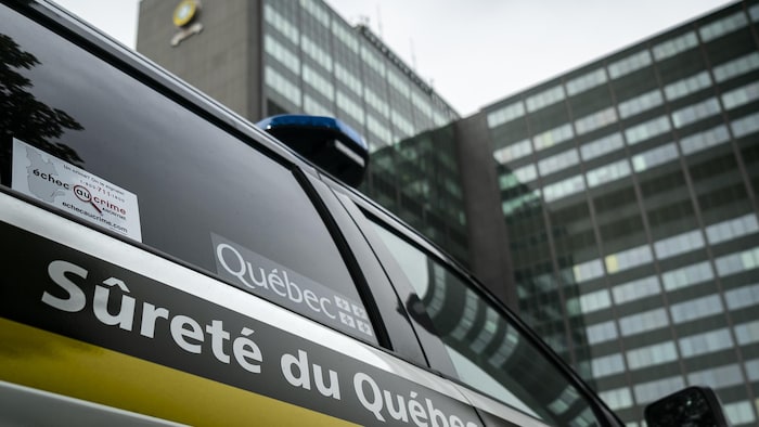 Une voiture de la Sûreté du Québec devant l'édifice du quartier général de la SQ.