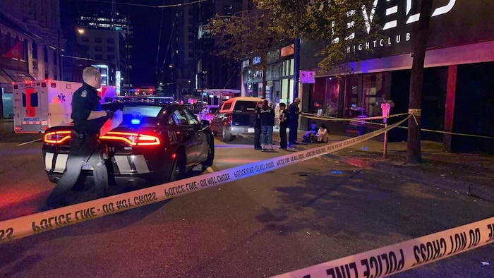 Des voitures de police devant un bar du centre-ville de Vancouver.