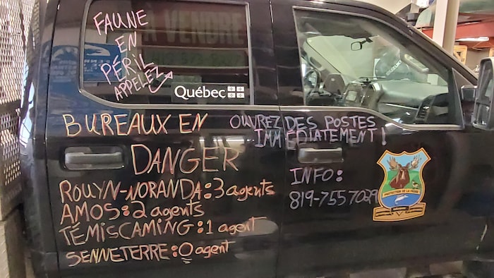Des graffitis sur un véhicule.