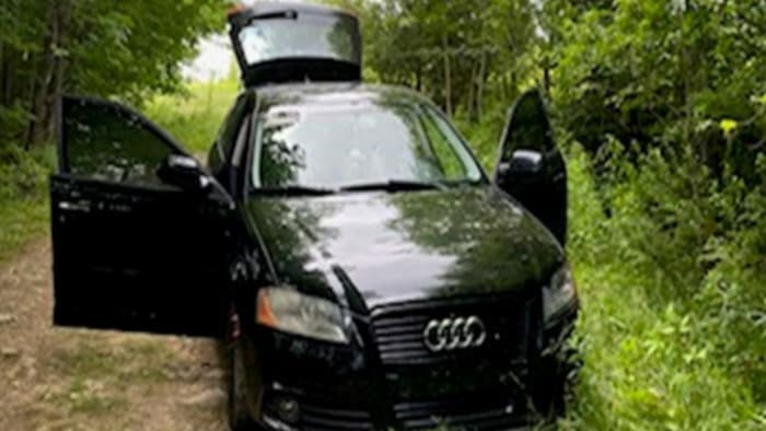 Une voiture abandonnée.