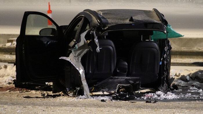 Une voiture coupée en deux.