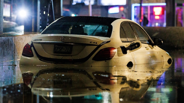 Une voiture submergée sous un viaduc à la suite d'inondations causées par une tempête à Toronto, le mercredi 2 septembre 2026. 