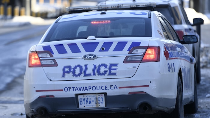 Une voiture du Service de police d'Ottawa, photographiée dans la rue en hiver.