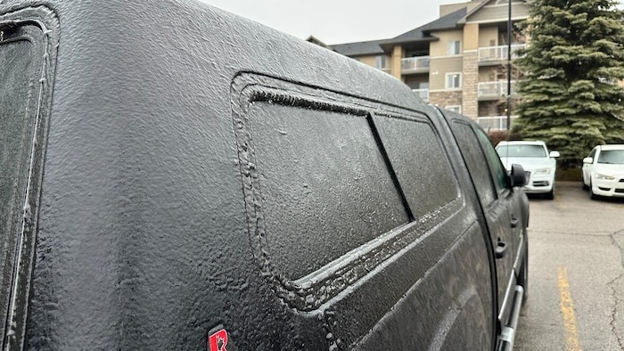 Pluie verglaçante sur une voiture dans un stationnement de Scarborough.