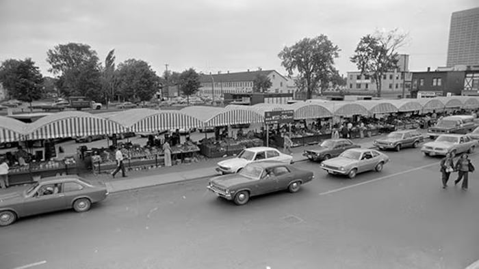 Une vieille photo de voitures sur l'avenue Parkdale.