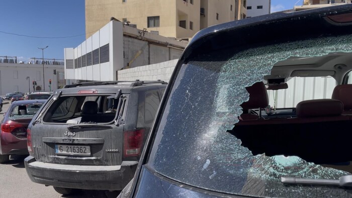 Des voitures endommagées en face de l'hôtel qui a été visé par une frappe israélienne.