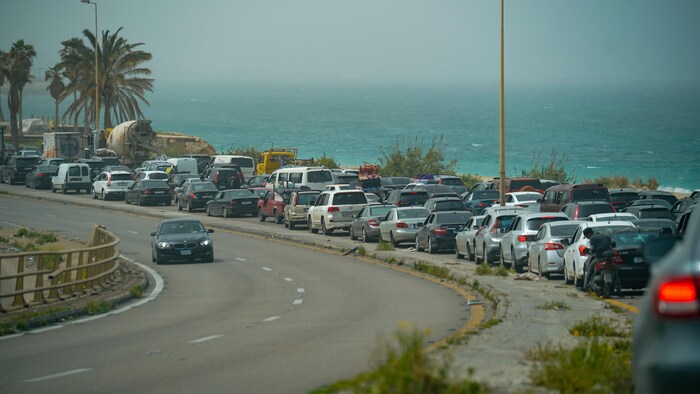 La route maritime qui relie Beyrouth au Liban-Sud bloquée en raison de l'afflux des déplacés qui souhaitent retourner chez eux après l'entrée en vigueur de la trêve, le 18 avril 2026.