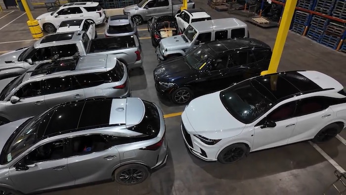 Des voitures volées dans un hangar de l'ASFC à Montréal.