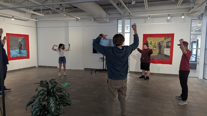 Des jeunes dans une salle pendant un atelier d'interprétation.