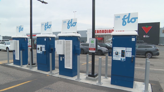 Des câbles aux bornes électriques de recharge Hydro-Québec coupés.