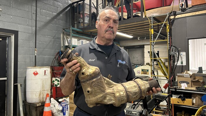 Serge Daigle montre un catalyseur.