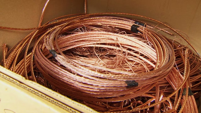 Des fils de cuivre dans une boîte en carton.