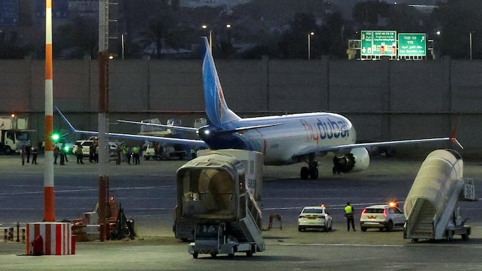 Un avion sur le tarmac d'un aéroport.