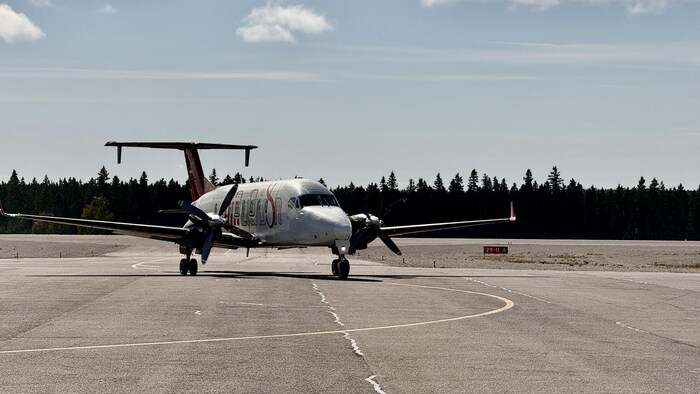 Un avion du transporteur Air Liaison sur la piste d'atterrissage de l'aérogare de Port-Menier.