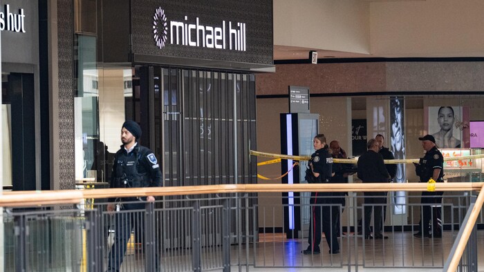 Des policiers enquêtent sur les lieux d’une fusillade survenue à l’intérieur du centre commercial Fairview à Toronto, le mardi 21 avril 2026.
